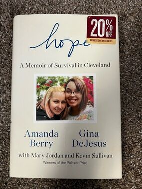 Hope: A Memoir of Survival in Cleveland - Amanda Berry & Gina DeJesus